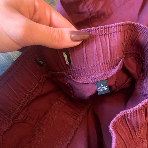 Reitmans burgundy fitted cargos - Picture 4 of 4